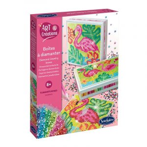 Boite à diamanter flamants roses de la marque sentosphère : Amusez-vous à coller des strass sur un canevas en forme de flamant rose afin de décorer deux jolies boîtes à bijoux !